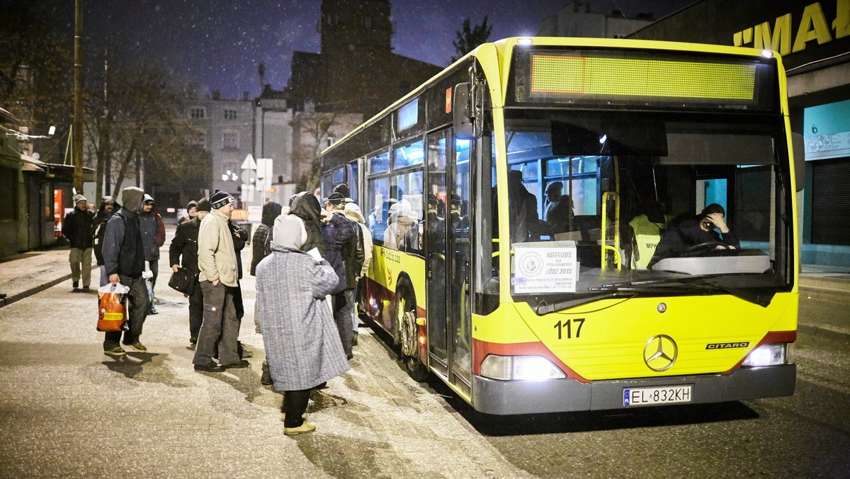 Wieczorem na ulice Łodzi wyruszy autobus dla bezdomnych i potrzebujących. Można w nim będzie zjeść ciepły posiłek, otrzymać odzież na zmianę i podjechać do noclegowni. Pojazd z pomocą dla najuboższych będzie kursował do połowy marca.