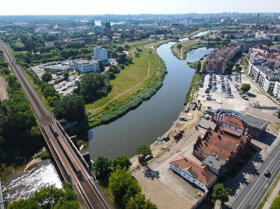 Trwa remont i wzmacnianie muru oporowego nad Wartą w Poznaniu fot. PIM