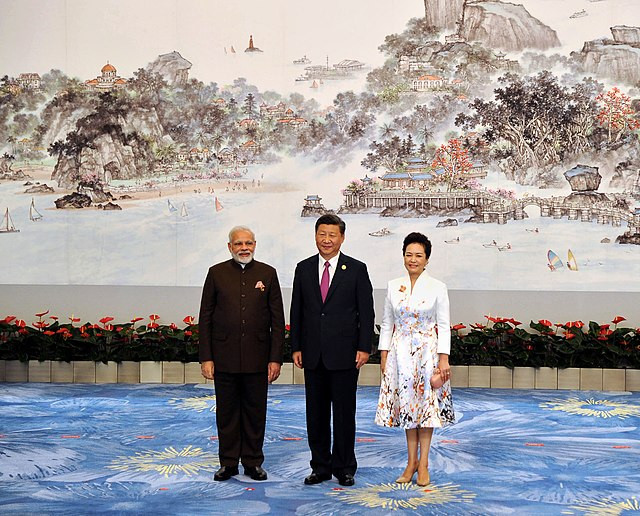 Premier Indii Narendra Modi i prezydent Chin Xi Jinping podczas wizyty indijskiego przywódcy w Chinach we wrześniu 2017 r. Po prawej żona Xi Peng Liyuan