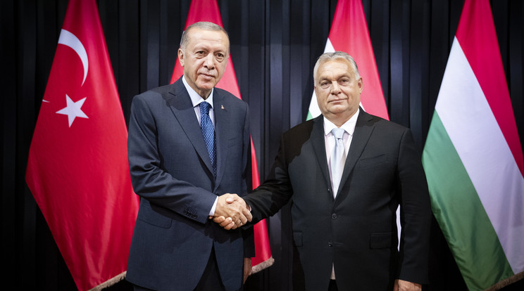 Orbán Viktor kormányfő (j) fogadja Recep Tayyip Erdogan török elnököt a Karmelita kolostorban 2023. augusztus 20-án./Fotó: MTI/Miniszterelnöki Sajtóiroda/Benko Vivien Cher