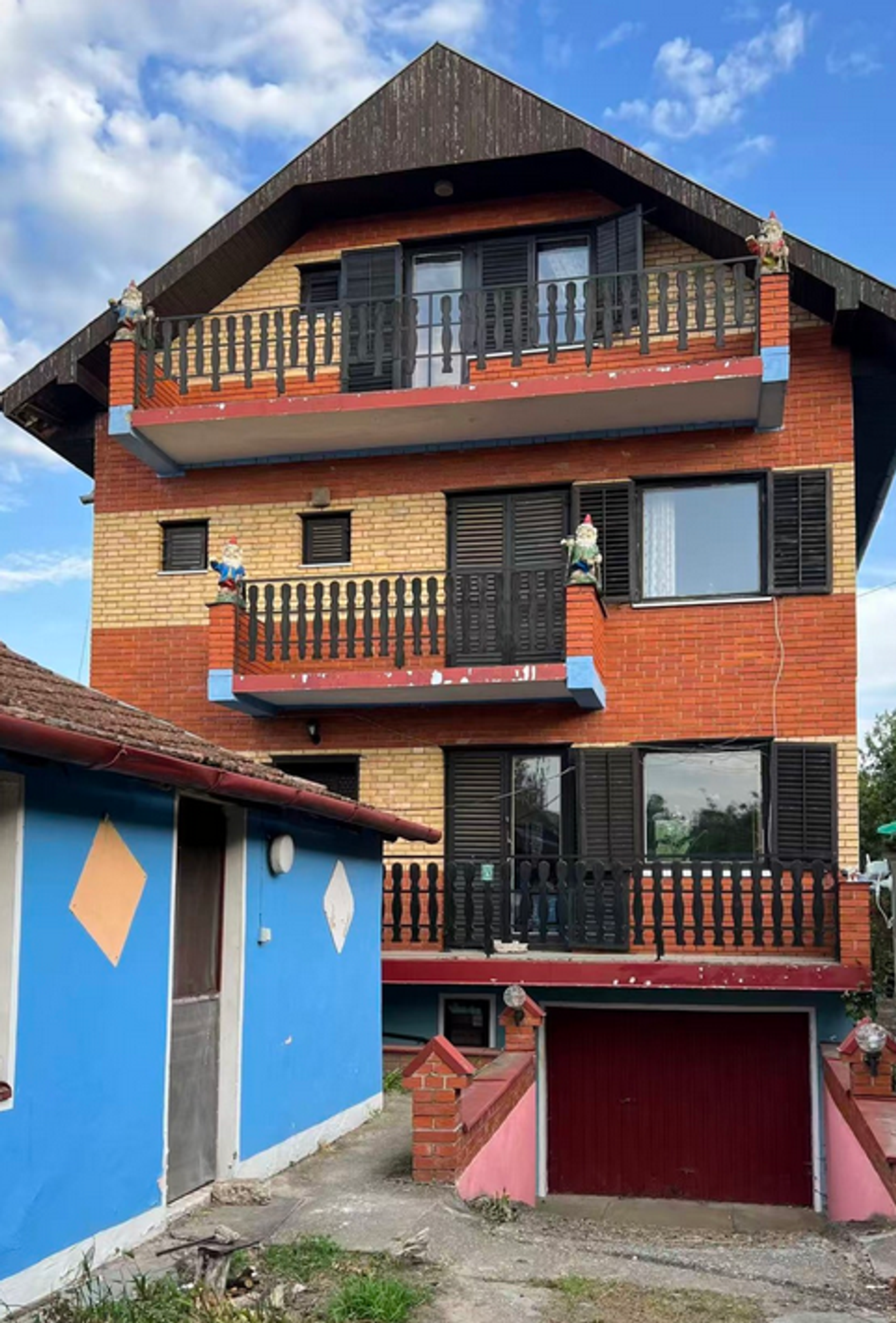 Na prodaju kuća od 320 kvadrata! Cena može i po dogovoru: Ima tri sprata i balkon na svakom, dodatni radovi nisu potrebni (foto)