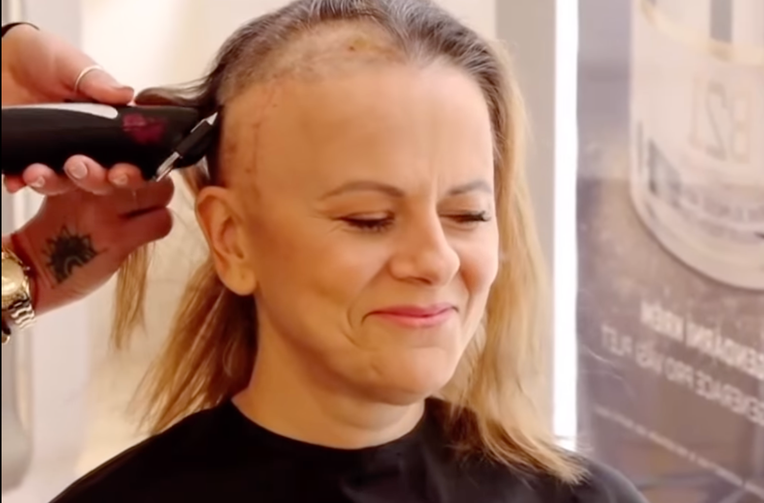 Česká moderátorka Laďka Něrgešová, ktorá bojuje s nádorom, si musela ostrihať vlasy.