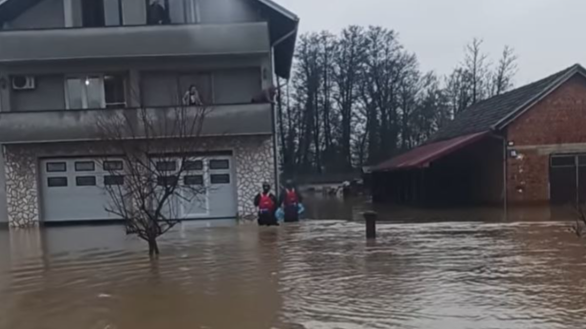 Poplave u BiH: Više od 30 kuća pod vodom, pokrenuta klizišta (Foto)