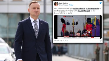 Andrzej Duda przy trumnie z ciałem królowej Elżbiety II