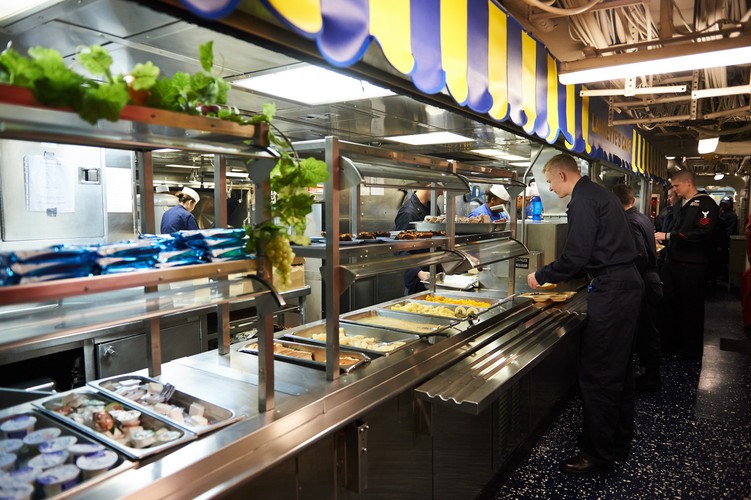 Marynarze odbierają posiłek na pokładzie amerykańskiego niszczyciela USS Donald Cook
<br><br> fot. (aw/kru) PAP/Adam Warżawa