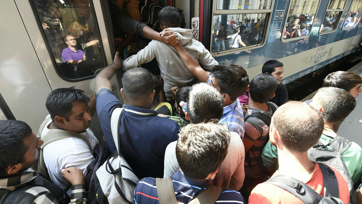 HUNGARY REFUGEES MIGRATION (Migrants rush tracks as Budapest train station)