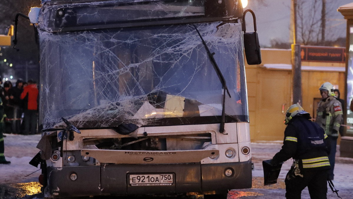 Cztery osoby zginęły, a 11 zostało rannych, gdy miejski autobus wjechał w przejście podziemne w zachodniej części Moskwy - podał TASS, powołując się na służby medyczne. Wcześniej informowano o pięciu zabitych i 15 rannych. Służby zakończyły akcję ratunkową.