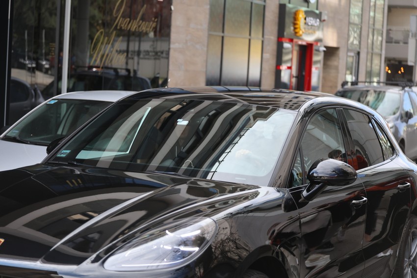 Jelisaveta vozi muža u skupocenom automobilu