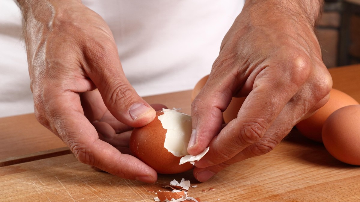 Trik koji su neke domaćice zaboravile: Jedan sastojak znatno olakšava da oljuštite kuvana jaja