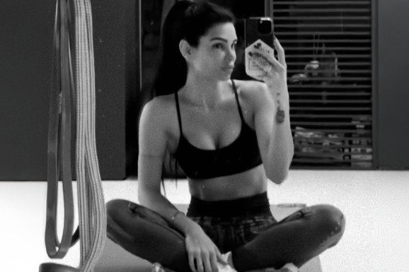 "DOKTOR MI JE IZVADIO POLA NOSA I ISEKAO TKIVO" Poznata Srpkinja zbog silikona prošla pakao, a sada izgleda brutalno dobro: Pokazala trbušnjake posle tri porođaja