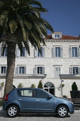 Zbudowane jest na platformie wykorzystywanej w dacii logan