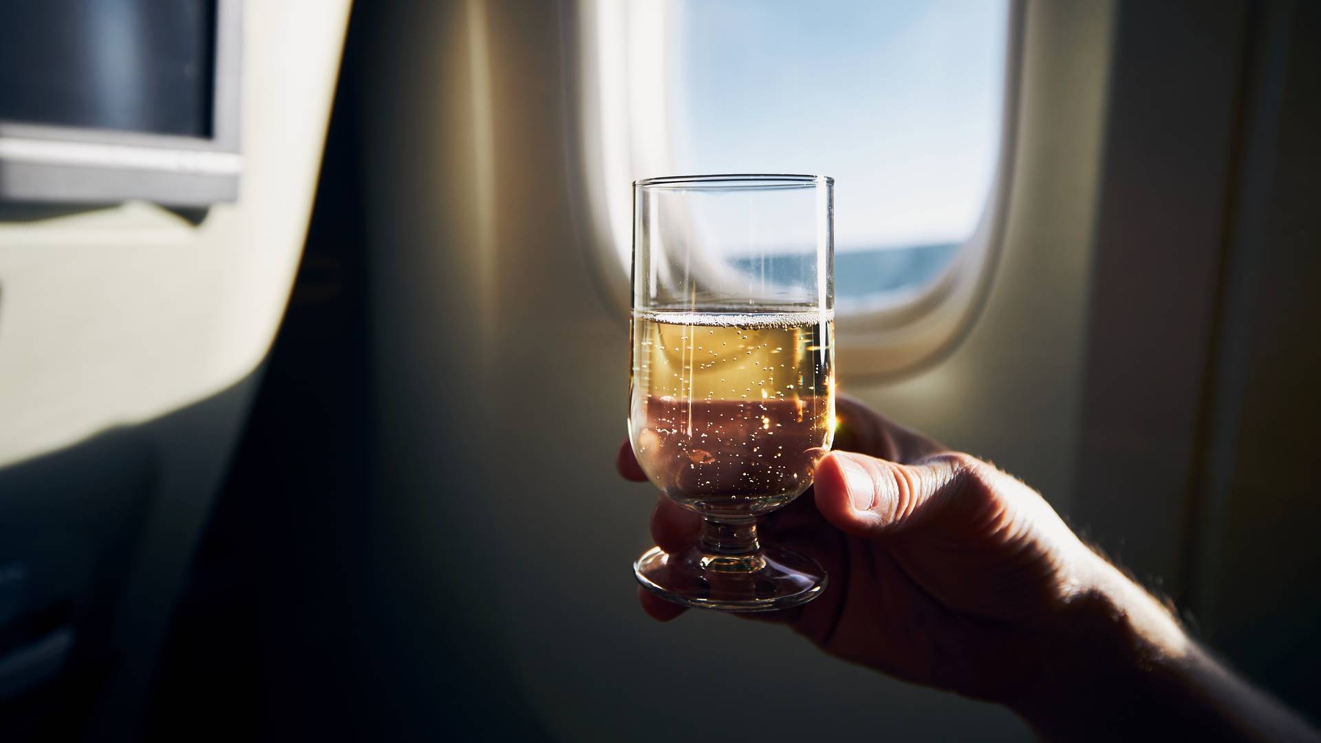 Koniec z alkoholem w samolotach. Wszystko przez agresywnych pasażerów