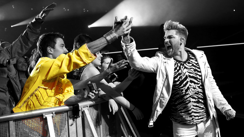 295 ręczników, 150 kilogramów kostek lodu, 24 tiry z ekwipunkiem koncertowym i 10 fanów na scenie. To tylko kilka liczb z ridera zespołu Queen + Adam Lambert. Do koncertu, który odbędzie się 6 listopada w łódzkiej Atlas Arenie, pozostało coraz mniej czasu.