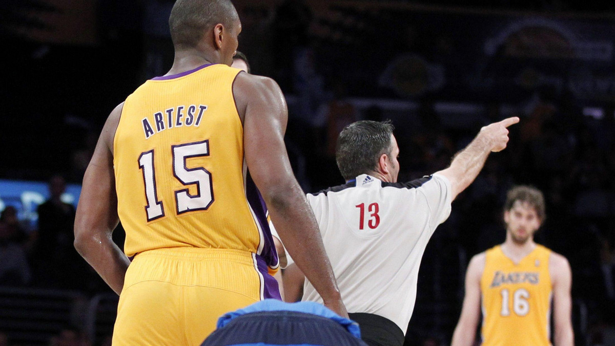 Koszykarz Los Angeles Lakers, Ron Artest, został zawieszony na jeden mecz fazy play-off ligi NBA. To kara za uderzenie w twarz zawodnika Dallas Mavericks Jose Juana Barei.