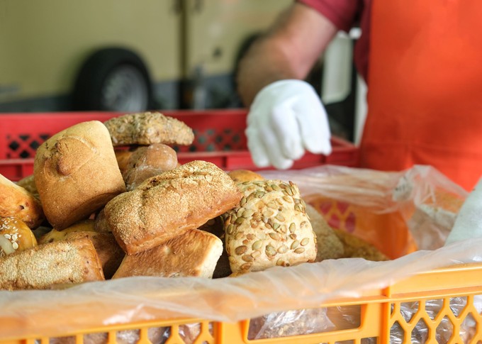 Több mint húszezer cipót osztottak szét a Katolikus Karitász munkatársai