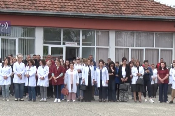 Mirni protesti u Gračanici i okolnim mestima nastavljeni i danas zbog uhapšenih direktora (FOTO, VIDEO)