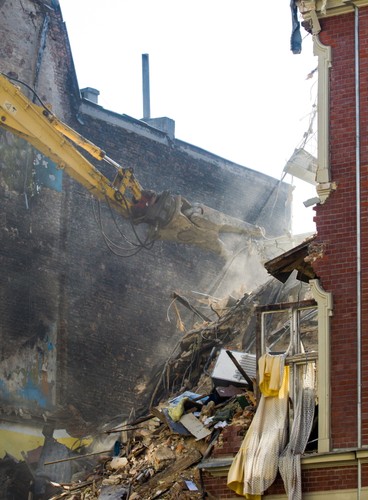 Trwa wyburzanie kamienicy w śródmieściu Katowic, która zawaliła się po wybuchu gazu