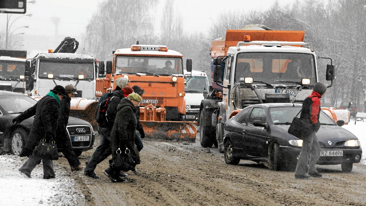 "Nowiny24": - Gdzie są pługi? - grzmią od wczoraj Internauci. Rzecznik prezydenta Rzeszowa zapewnia, że wszystkie wyjechały na drogi.