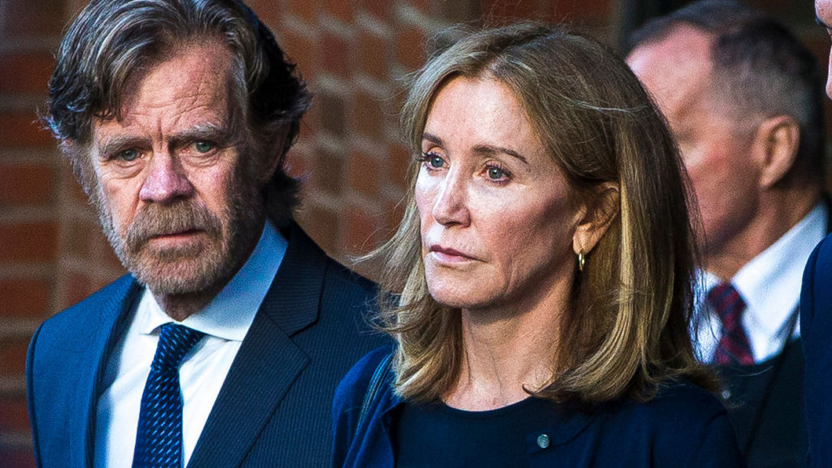 Felicity Huffman odsiaduje obecnie wyrok dwóch tygodni więzienia. Fotoreporterzy przyłapali aktorkę w zielonym więziennym stroju.