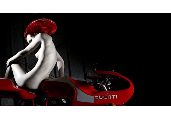 Naga kobieta i Ducati. Autorką zdjęć jest młoda artystka fotografii, Elizabeth Raab - jej specjalnością są kreatywne portrety. Ze zdjęć wykonanych jej ręką biją silne emocje. Fotografie, które możecie obejrzeć w naszej galerii można kupić w większych rozmiarach na stronie Ducati Art.
