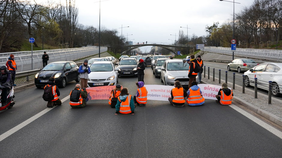 Aktywiści Ostatniego Pokolenia blokujący Trasę Łazienkowską.