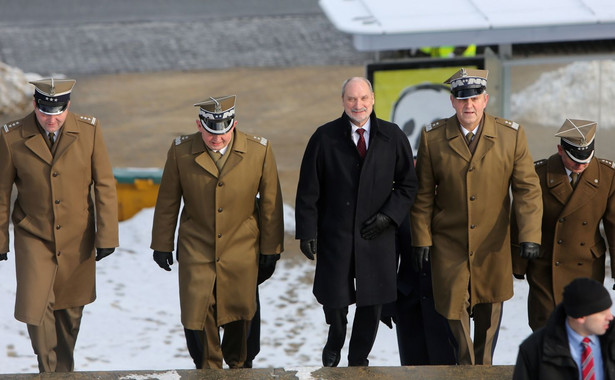 Grupiński u Olejnik rozpowszechnia plotkę: Macierewicz mówił żołnierzom o wysłaniu wojska po wrak