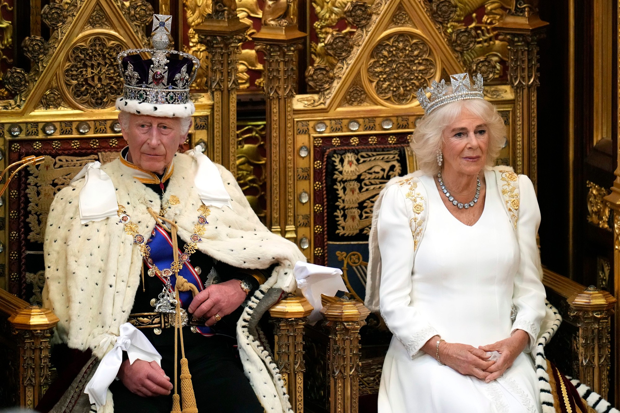 Kráľ Karol III. a kráľovná Camilla počas štátneho otvorenia nového parlamentu.
