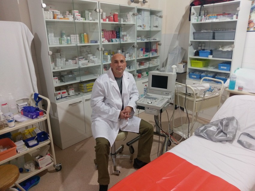 Dr Ivan Popovic u manastirskoj ambulanti