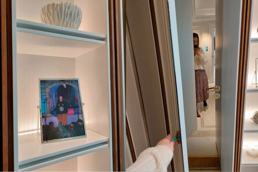 Spersonalizowany akcent, czyli zdjęcia Joe Bidena w ramce oraz tajemnicze drzwi za drzwiami