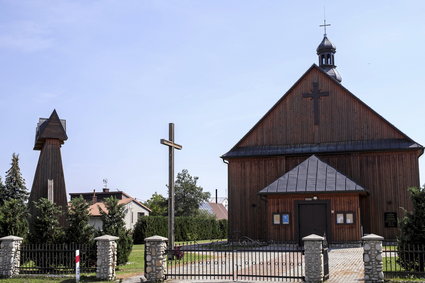 "Chodził jak komornik". Parafianie o księdzu milionerze