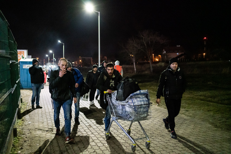 Tutaj grupka mężczyzn zmierzająca w stronę Ukrainy