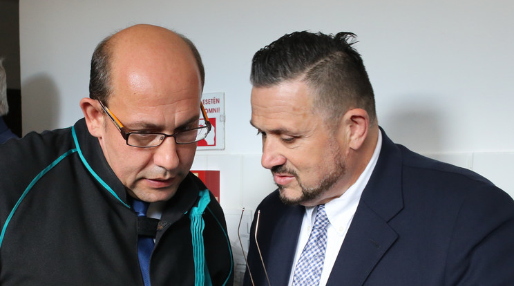Lajcsi (jobbra, mellette ügyvédje, Fröhlich Krisztián) bosszús volt, hogy nem beszélhetett /Fotó: Weber Zsolt