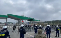 Migranci przekroczyli przejście graniczne w Kuźnicy po stronie Białorusi [WIDEO]