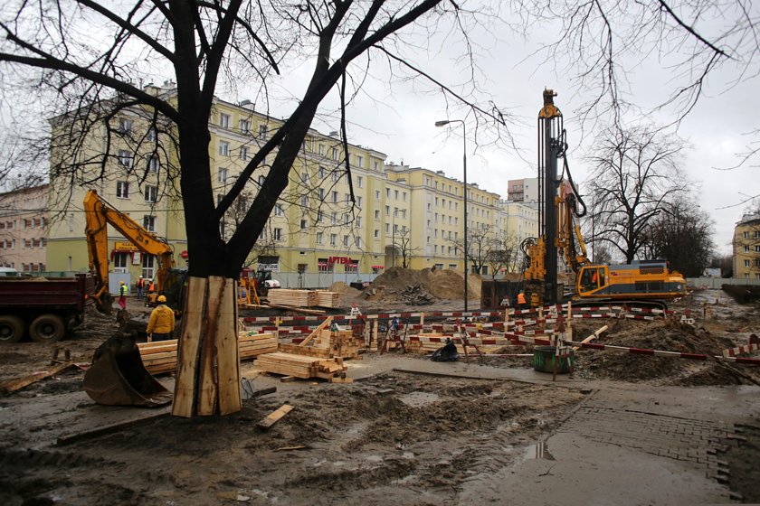 Sprawdzają budynki w okolicy metra