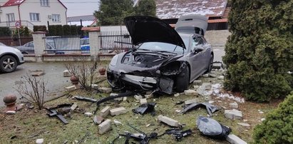 Wypadek w Małopolsce. Wjechał porsche w mur kościoła, w aucie były dzieci