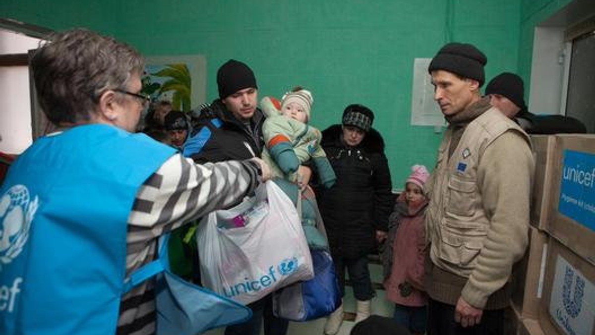 Na Ukrainie rośnie liczba dzieci potrzebujących pilnego wsparcia. Mimo utrudnionego dostępu do poszkodowanych, pracownicy UNICEF kontynuują dostarczanie pomocy humanitarnej dla ludności cywilnej mieszkającej w miastach takich jak Donieck czy Ługańsk. Jak w każdej sytuacji kryzysowej, to dzieci cierpią najbardziej i potrzebują naszego natychmiastowego wsparcia.