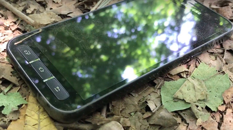 A Samsung Galaxy XCover 4 mondhatni az okosmobilok tankja /Fotó: Virág Dániel