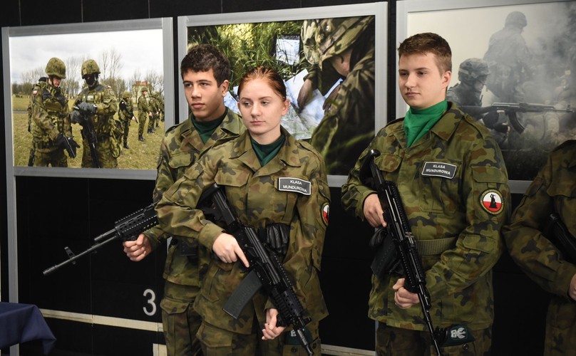 ANTONI MACIEREWICZ W ZIELONCE. POKAZ AKCJI KOMANDOSÓW I PREZENTACJA ŻOŁNIERZY OBRONY TERYTORIALNEJ