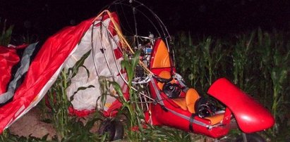 Motoparalotnia runęła na pole. Pasażer trafił do szpitala w ciężkim stanie