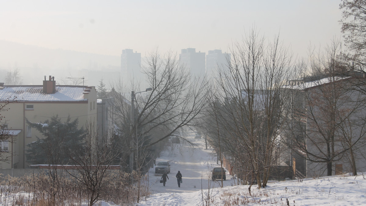 Od kilkunastu godzin w Kielcach i prawie w całym regionie świętokrzyskim utrzymuje się fatalny stan powietrza. Mieszkańcy regionu znowu mają powody do zmartwień, bo nocą normy dotyczące stężenia niebezpiecznych dla zdrowia pyłów, były przekroczone aż kilkunastokrotnie. Teraz jest tylko odrobinę lepiej.