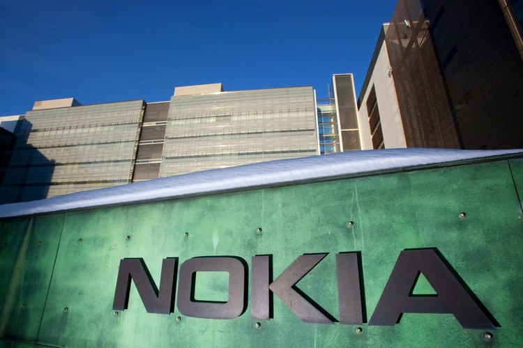 <b>Nokia</b>
<br>
<br>
Fiński inżynier Fredrik Idestam, który w 1865 roku założył zakład przetwórstwa drewna, z pewnością nie spodziewał się, że jego firma przekształci się w wielki koncern, znany z produkcji telefonów komórkowych.
<br>
<br>
Tym bardziej, że także późniejsze działania firmy nie wskazywały na taki rozwój wypadków. Kolebka współczesnego koncernu  - Nokia Corporations - powstała bowiem w 1967 roku z połączenia dwóch firm: zakładów gumowych, założonych w 1967 roku i zajmujących się m. in. produkcją kaloszy oraz Fińskiej Fabryka Kabli. 
<br>
<br>
Po połączeniu firma weszła w branżę elektroniczną, produkując elektronikę użytkową: telewizory, magnetowidy, zestawy do odbioru telewizji satelitarnej, a także podzespoły elektroniczne. Z czasem, wraz z rozwojem branży informatycznej oraz komputeryzacji, Nokia zaczęła wytwarzać monitory komputerowe, a następnie urządzenia oparte na układach cyfrowych. 
<br>
<br>
Dopiero w 1981 roku, kiedy w Skandynawii zaczęła funkcjonować pierwsza na świecie sieć telefonii komórkowej, Nokia rozpoczęła produkcję telefonów samochodowych, a w 1992 roku wprowadziła na rynek pierwszy mikrotelefon. Wkrótce potem pojawiła się słynna Nokia 3210 i kultowa gra 'Snake'.