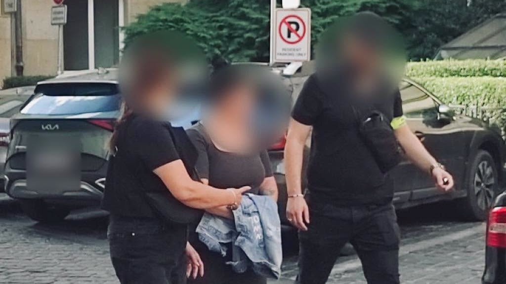 Polícia s obvinou ženou počas akcie Faktúra, 18. augusta 2026