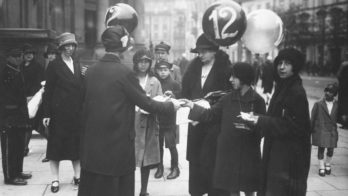 Kobiety agitujące w dniu wyborów do Rady Miejskiej w Warszawie, 22 maja 1927