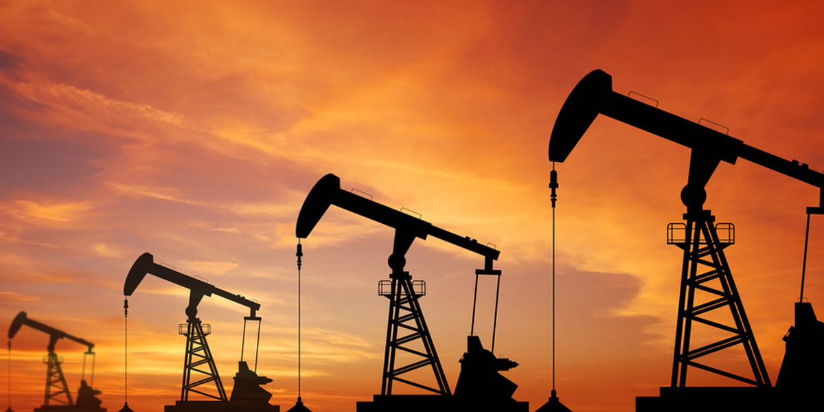 Huragan Harvey przyczynił się do spadku cen ropy naftowej, wsparł za to notowania benzyny