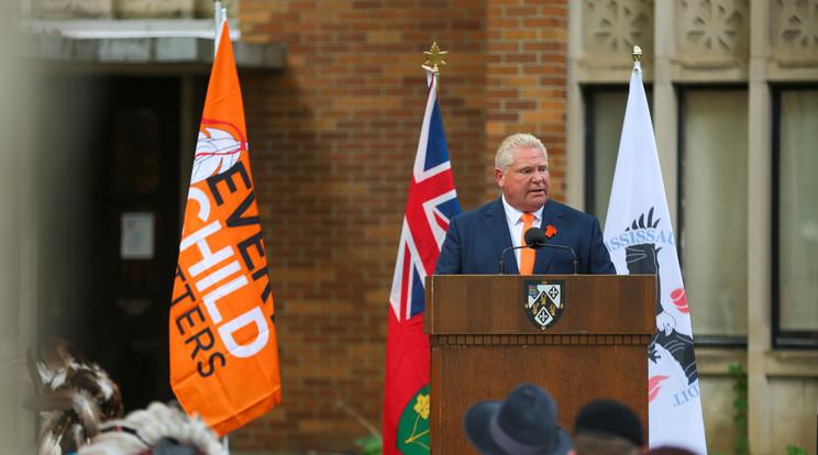 Doug Ford, Ontario tartomány miniszterelnöke épp egy sajtótájékoztató keretében szónokolt, amikor egy méhecske berepült a száján. A kellemetlen esetről még felvétel is készült. / Fotó: Northfoto