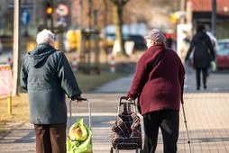 emerytki emeryci emerytura spacer zakupy wózki na zakupy bieda starość seniorzy