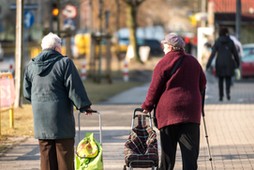 emerytki emeryci emerytura spacer zakupy wózki na zakupy bieda starość seniorzy