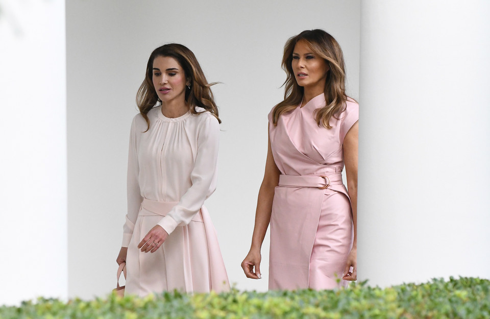 Melania Trump i królowa Rania w podobnych stylizacjach