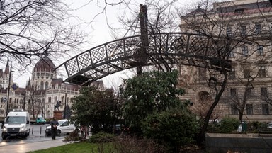 Węgrzy protestują przeciw usunięciu pomnika bohatera narodowego