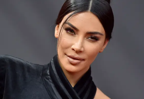 Kim Kardashian mówi, jak radzi sobie z łuszczycą i publikuje zdjęcie twarzy